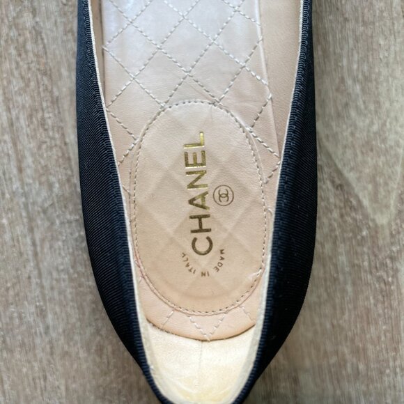 CHANEL Satin Patent Leather Classic Chanel Black Pumps - Picture 4 of 10